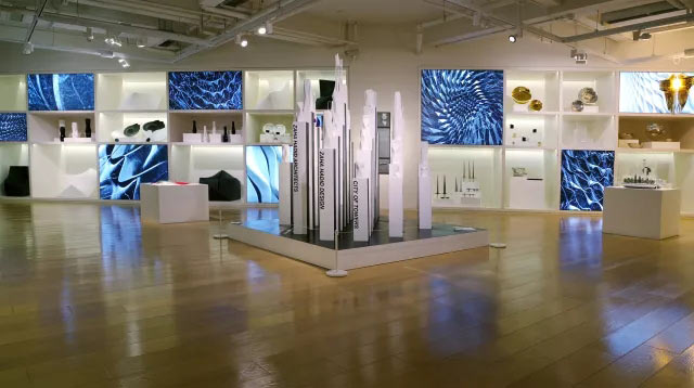 老師導覽大家觀看設計中心新展