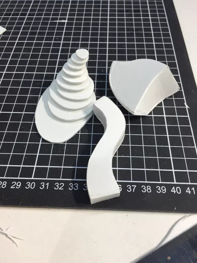 引導觀眾對材料（雪弗板等）進行建筑幾何形的分割與再利用