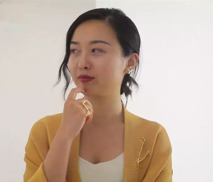 劉蔓佩戴著“療”系列首飾作品在展覽現場