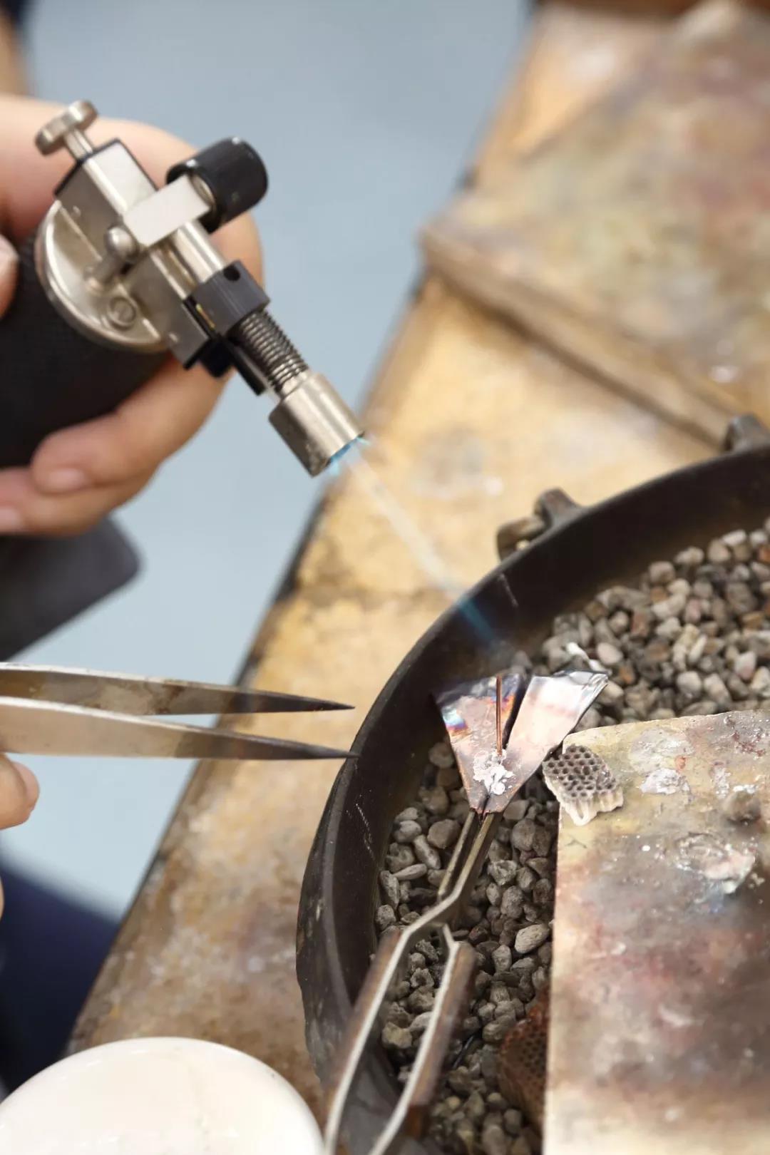 焊上背針 / Soldering the pin