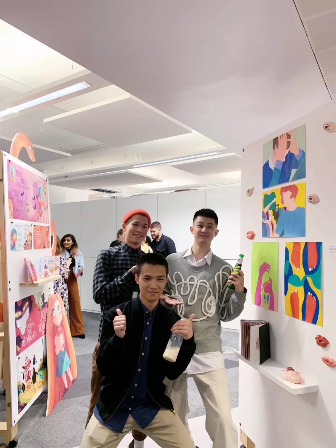 Dragon和同學(xué)們?cè)诋厴I(yè)展上