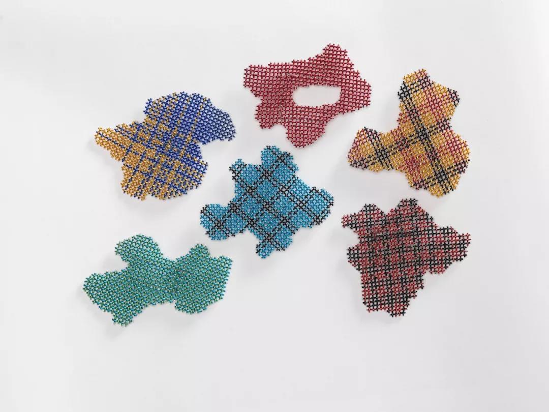 胸針, 2015-2019, 陽極氧化鋁,不銹鋼 ©Vered Kaminski