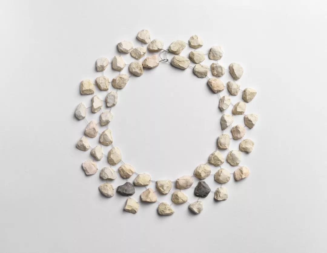 項鏈, 2019, 銀，混凝土 ©Vered Kaminski
