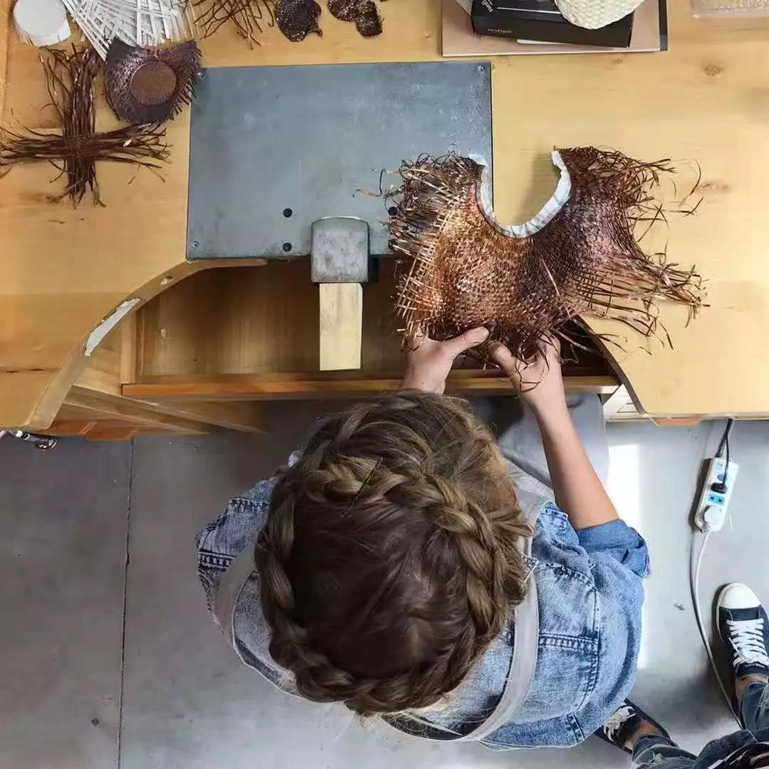 Guessie在上海生活并進行個人創作和首飾教學