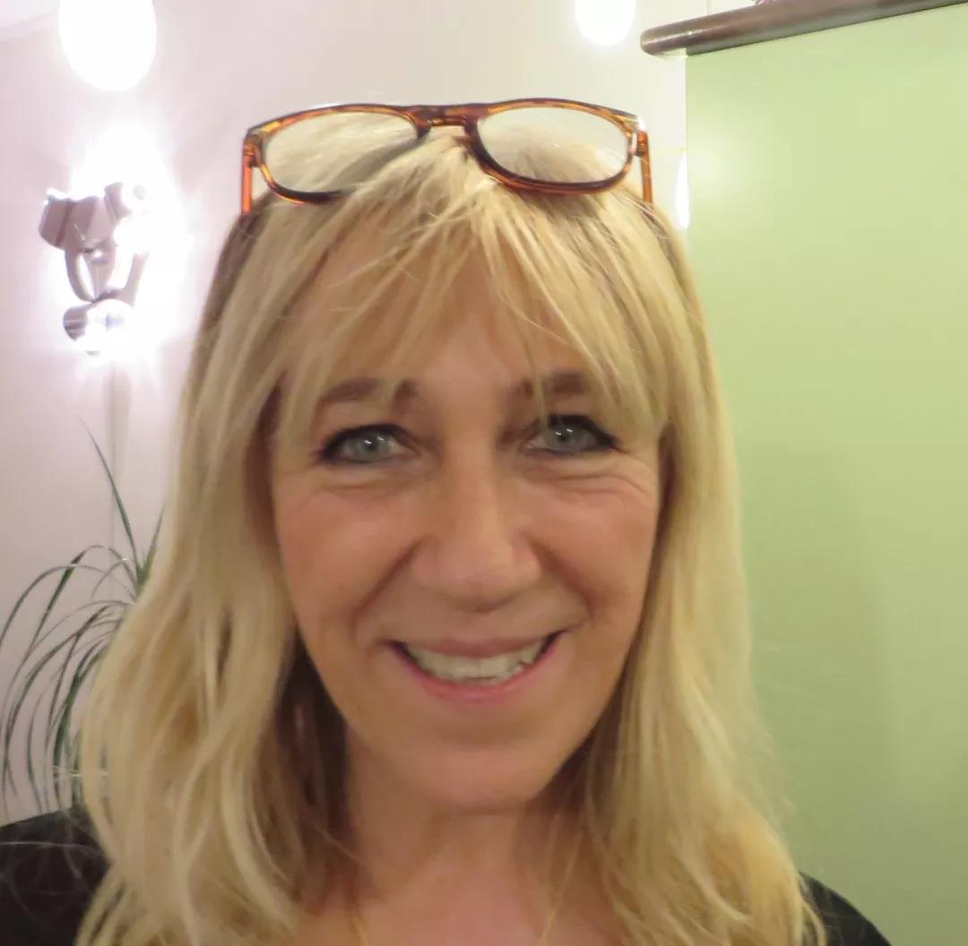  Ela Bauer 